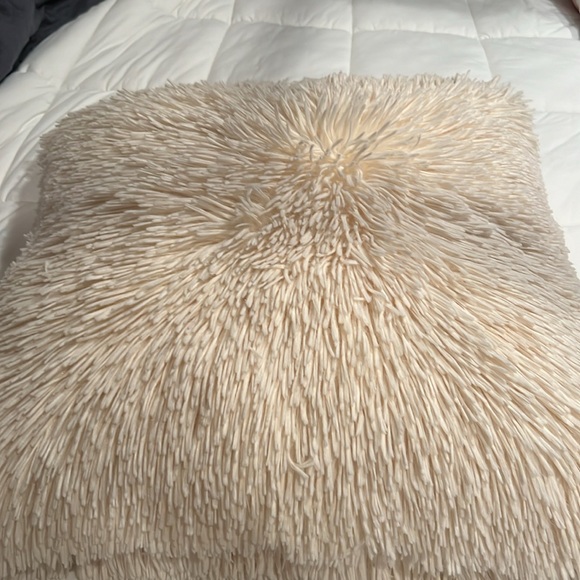 Extra Large Super Soft and fluffy Pillow - Picture 3 of 4